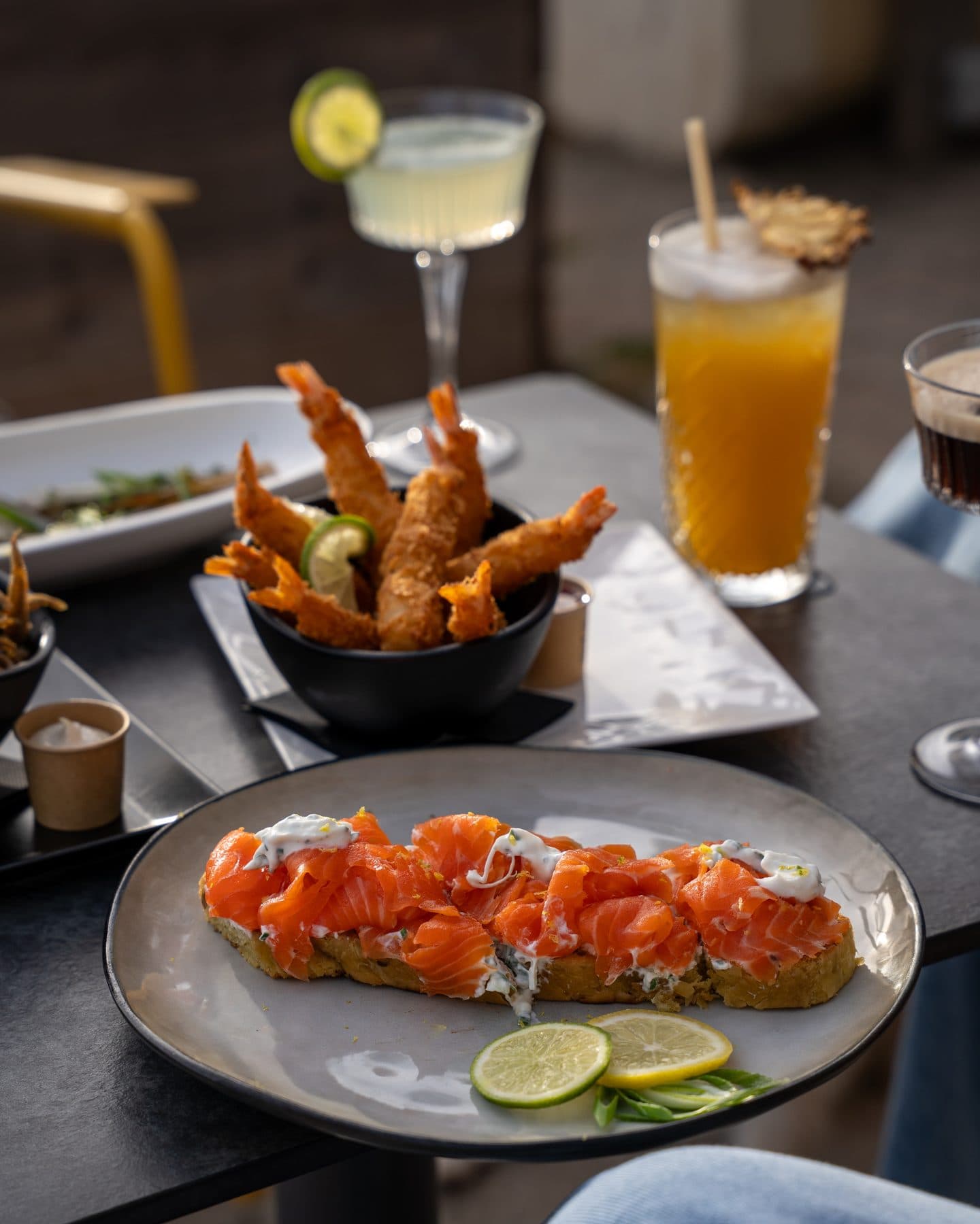 Shooting culinaire de L'Albatros, à Palavas-les-Flots : tartine au saumon et crevettes panées