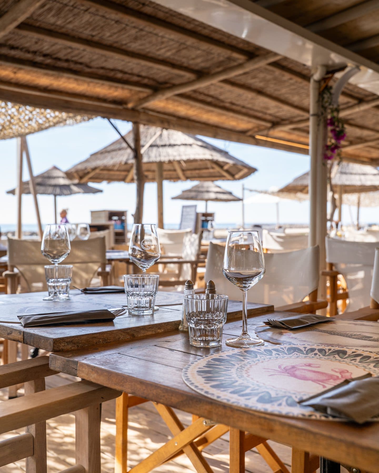 Shooting culinaire de L'Albatros, à Palavas-les-Flots : terrasse sous paillote face à la plage