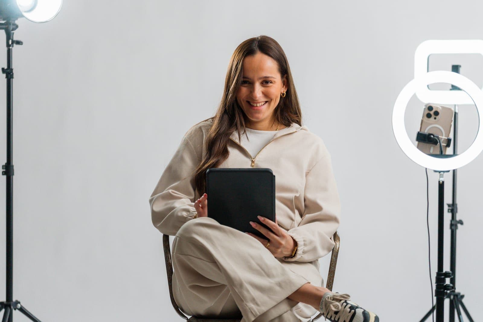 Coulisses de la séance : Marie Calasnives assise avec sa tablette, entre les projecteurs du studio