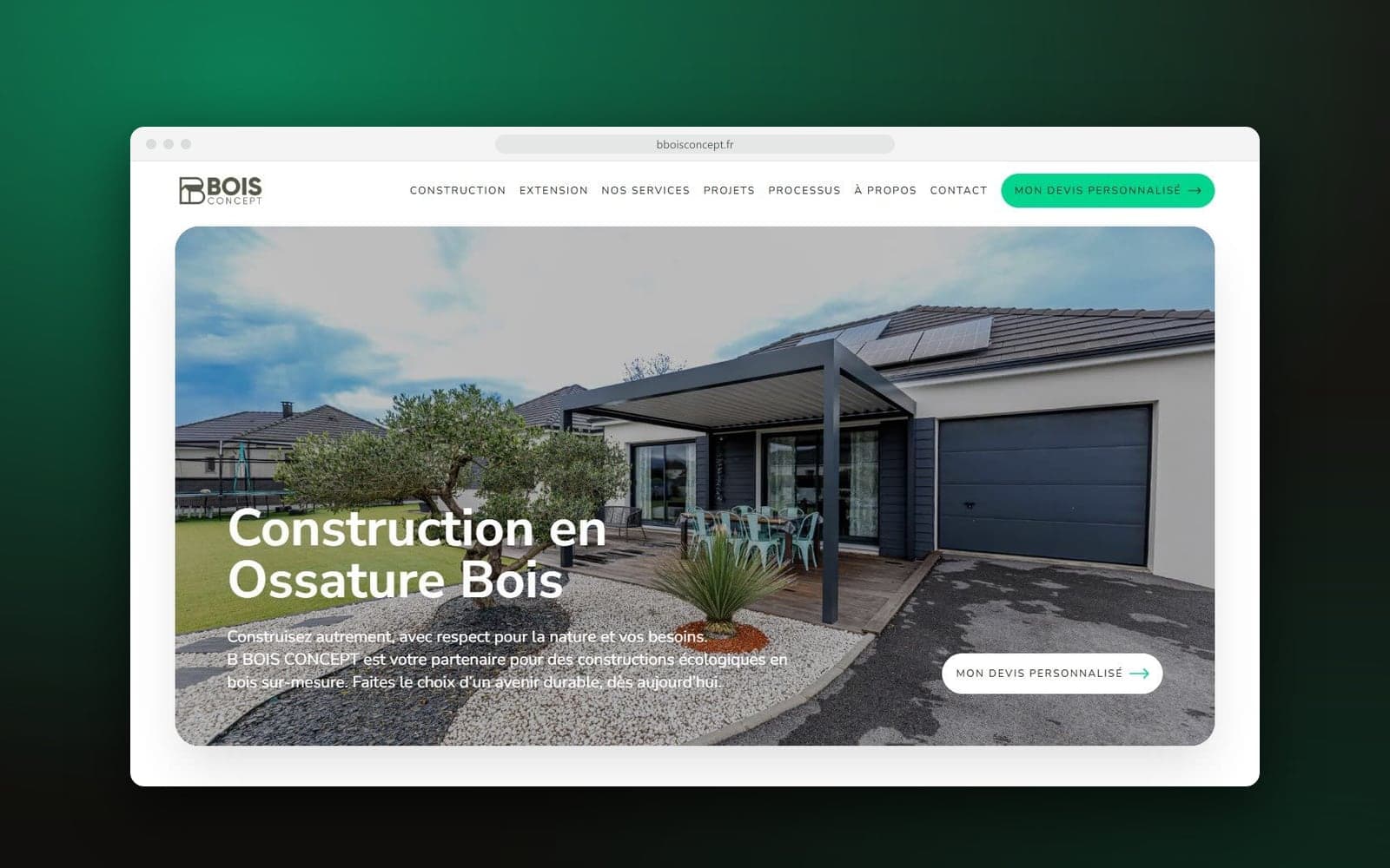 Accueil du site de B Bois Concept : « Construction en ossature bois » sur la photo d'une maison avec pergola