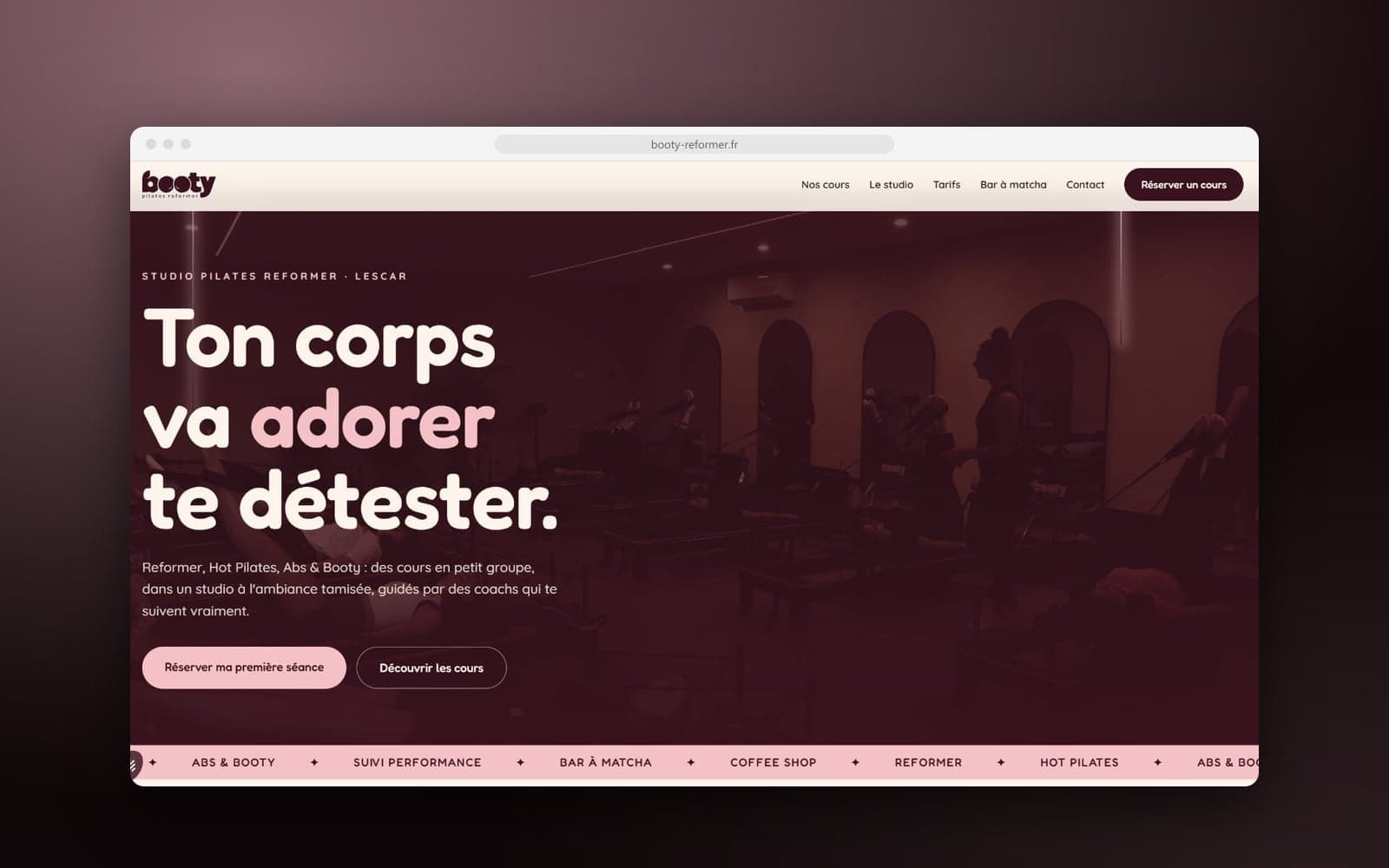 Accueil du site de Booty Pilates Reformer : « Ton corps va adorer te détester » sur la photo du studio de Lescar