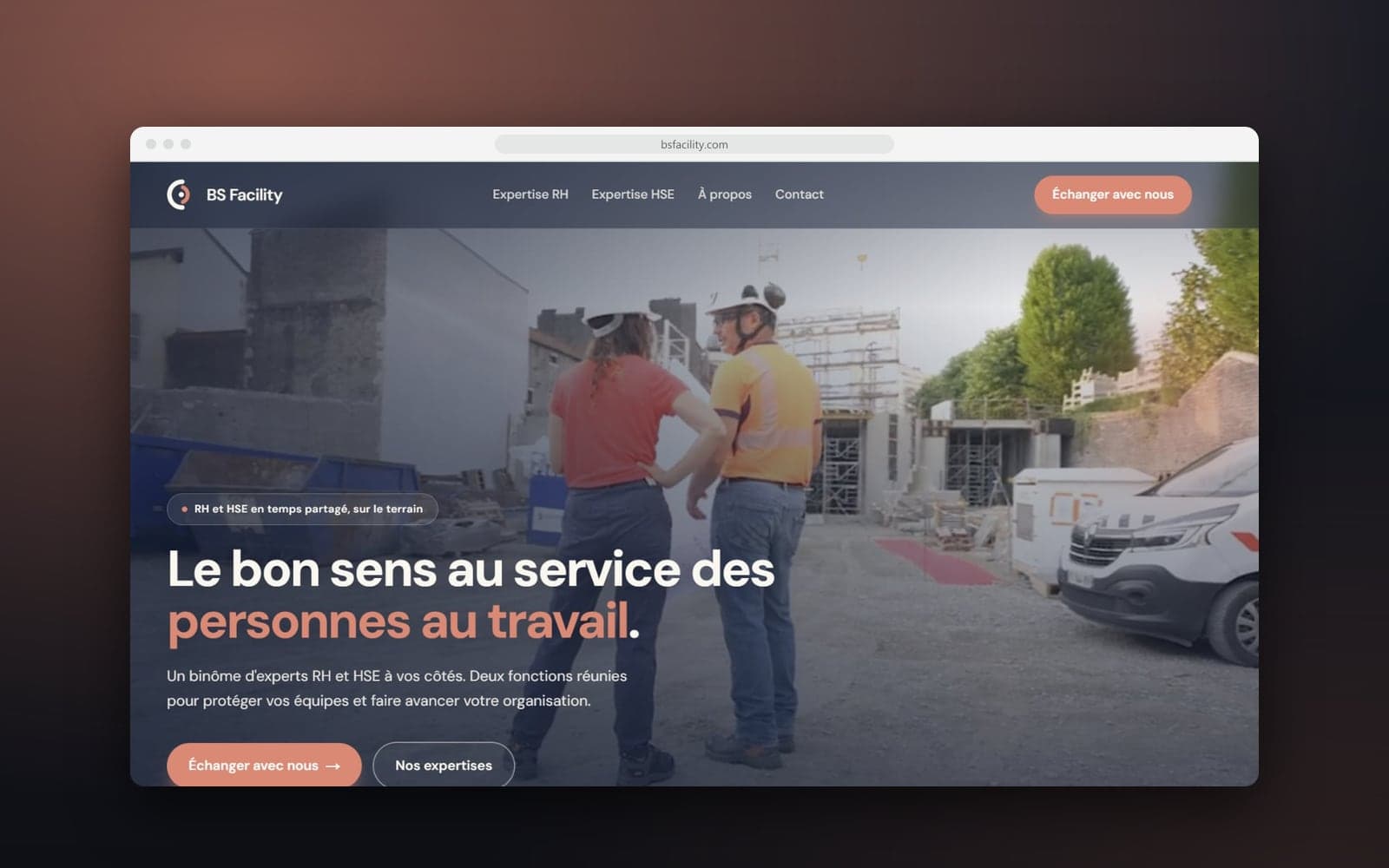 Accueil du site de BS Facility : « Le bon sens au service des personnes au travail », deux personnes casquées sur un chantier