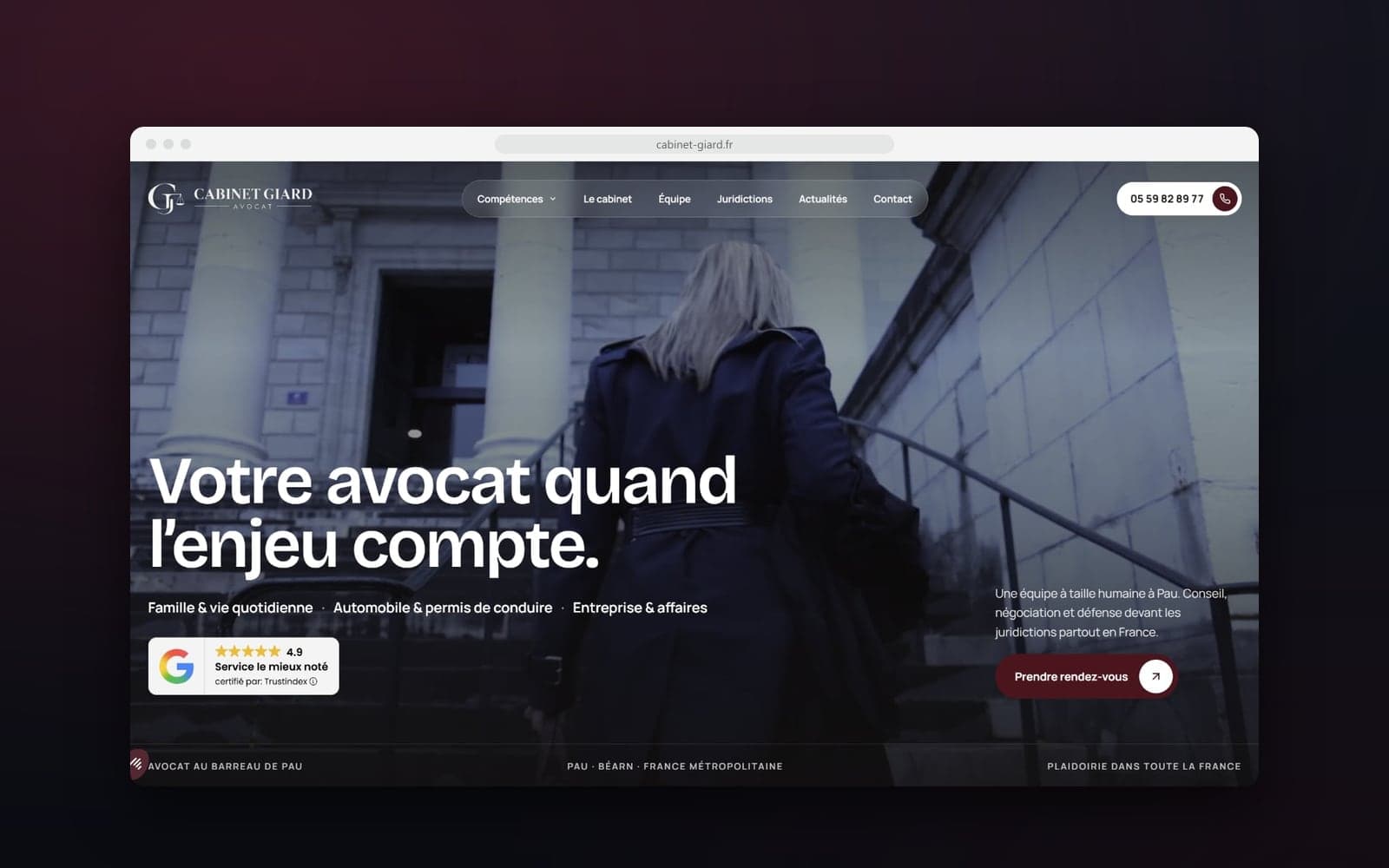Accueil du site du Cabinet Giard : « Votre avocat quand l'enjeu compte », une avocate gravit les marches d'un palais de justice