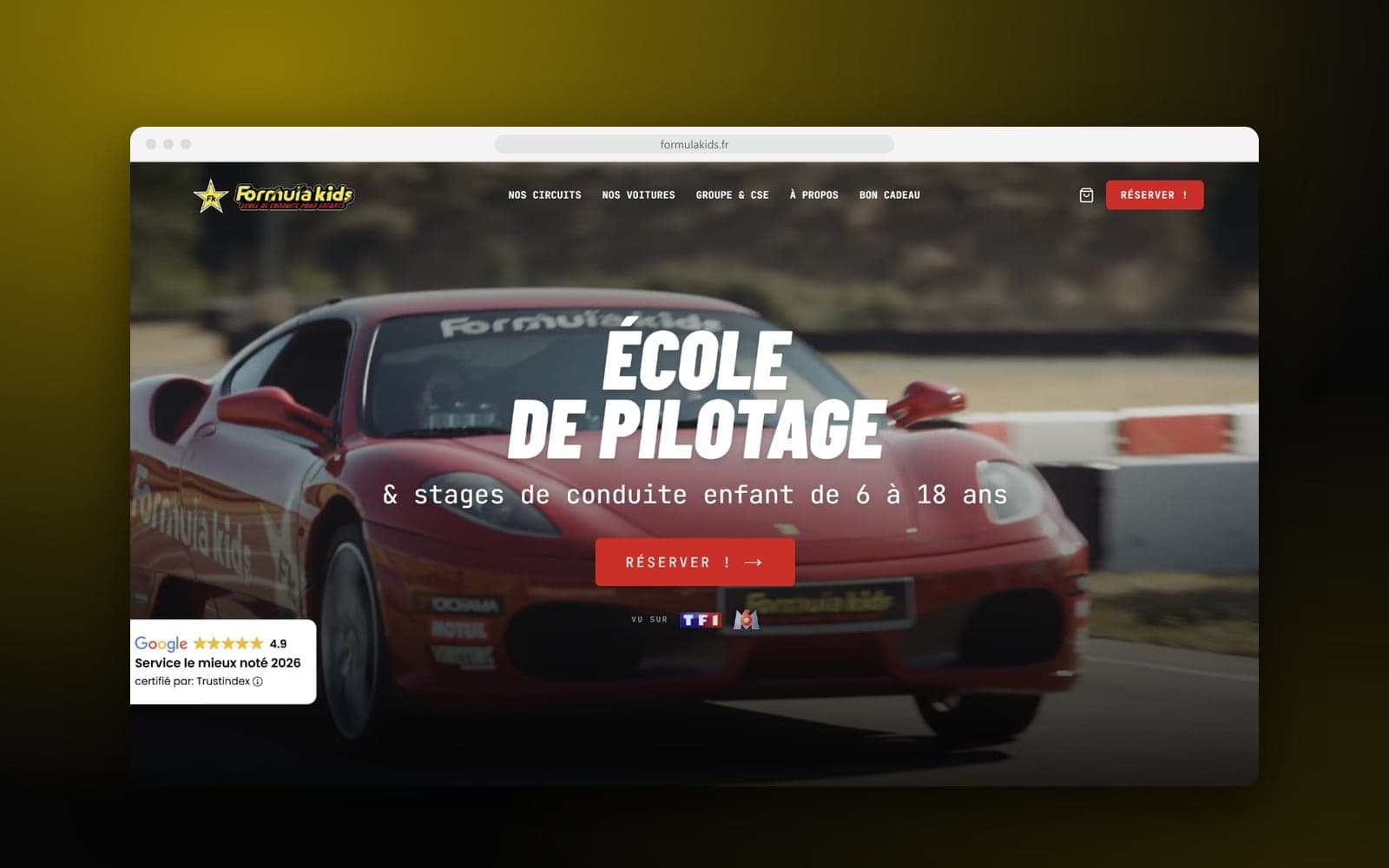 Accueil du site de Formula Kids : « École de pilotage » sur une voiture de sport rouge en piste