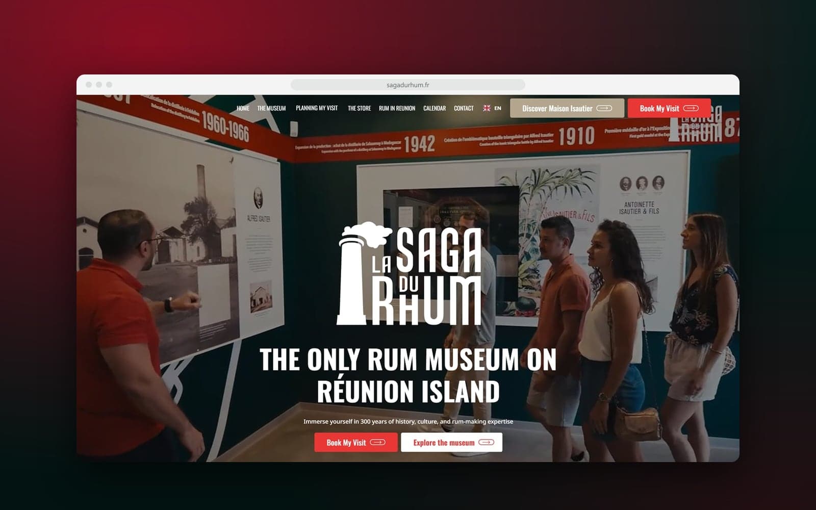 Accueil du site de La Saga du Rhum, en anglais : visiteurs guidés devant la frise de l'histoire Isautier
