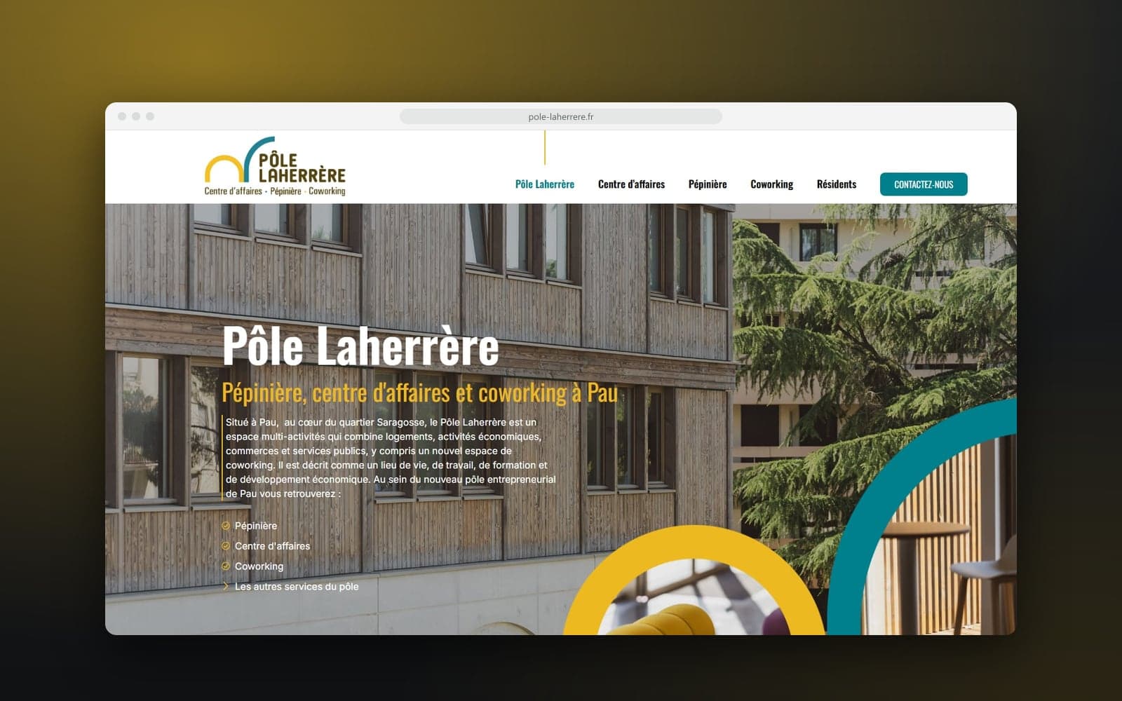 Accueil du site du Pôle Laherrère : « Pépinière, centre d'affaires et coworking à Pau » sur la façade en bois
