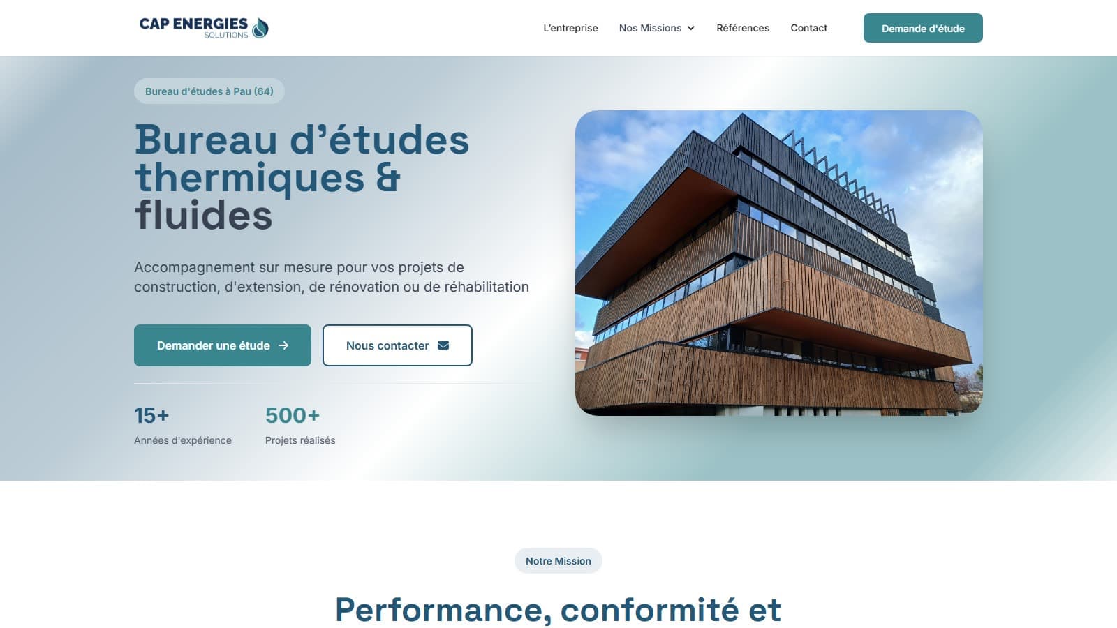 Accueil du site de Cap Énergies Solutions : « Bureau d'études thermiques & fluides » et un immeuble à façade bois