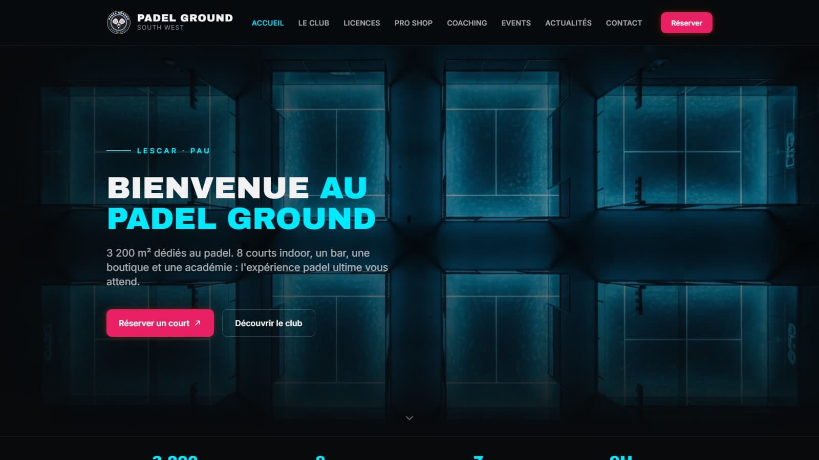 Accueil du site de Padel Ground : « Bienvenue au Padel Ground », vue aérienne des courts indoor de Lescar