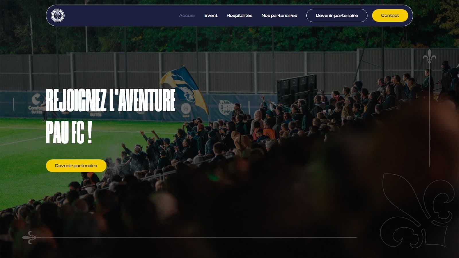 Accueil du site Pau FC Entreprise : « Rejoignez l'aventure Pau FC ! » sur la tribune des supporters