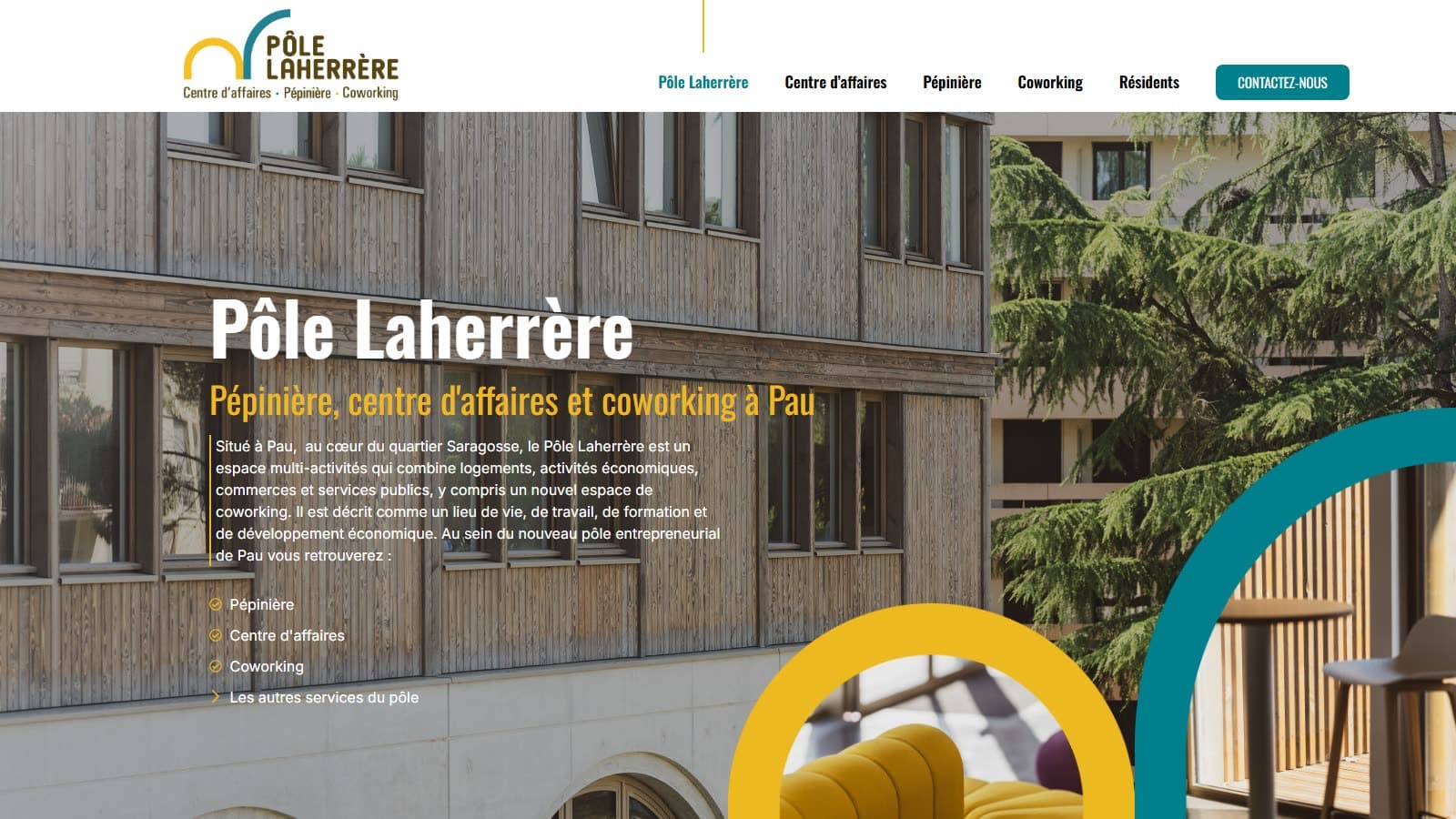 Accueil du site du Pôle Laherrère : « Pépinière, centre d'affaires et coworking à Pau » sur la façade en bois