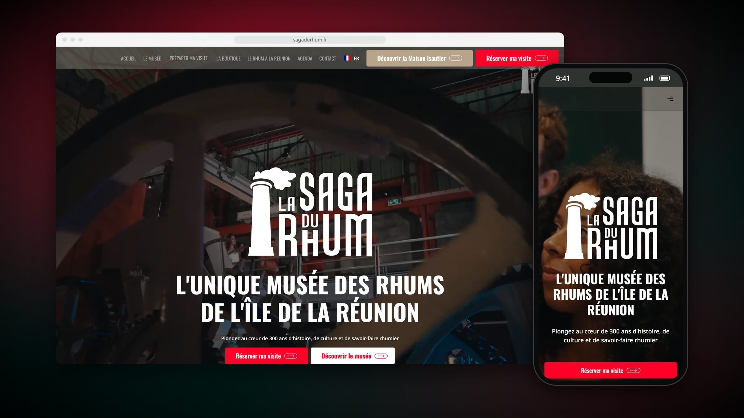 Accueil du site de La Saga du Rhum, en anglais : visiteurs guidés devant la frise de l'histoire Isautier